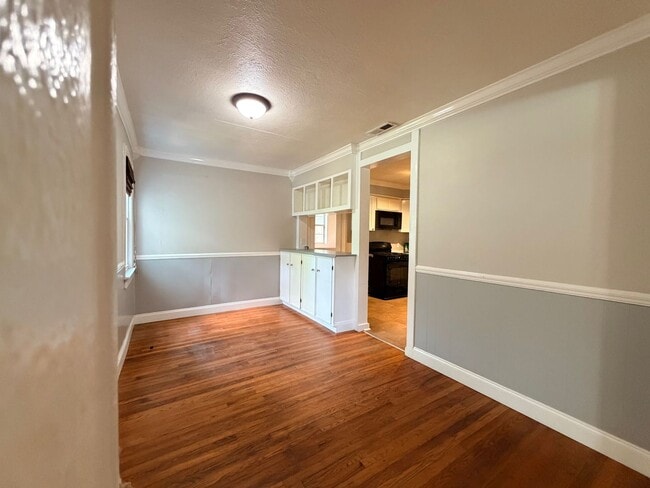 Building Photo - Historic Downtown Charm | Original Floors | Walk to Golf, Dining, Parks, & Concerts