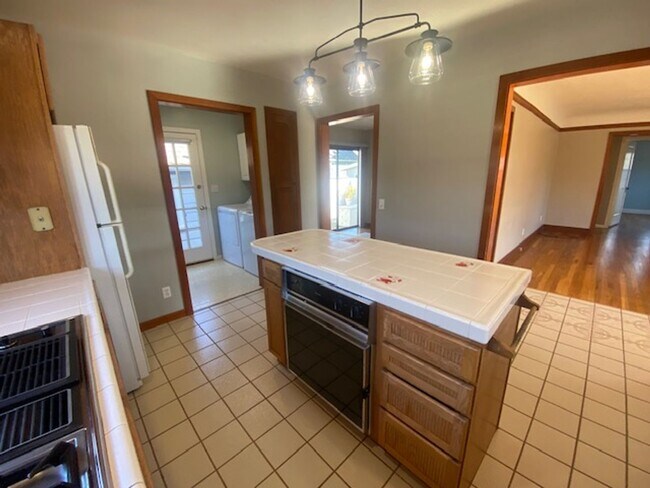 Building Photo - Inviting Pacific Grove Home!