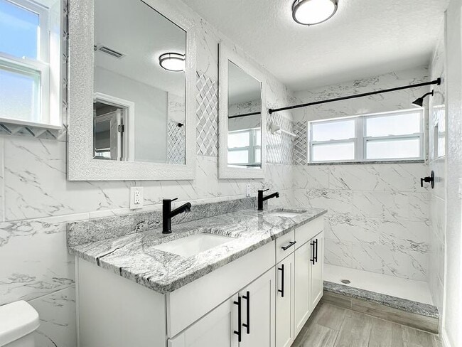 Building Photo - 4650 10th Ave S