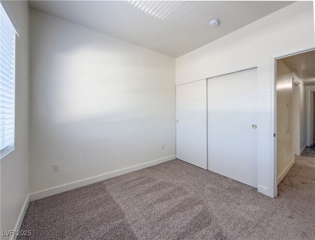 Building Photo - 3400 Cabana Dr