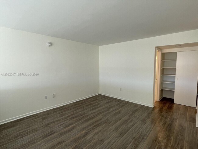 Building Photo - 6904 N Kendall Dr