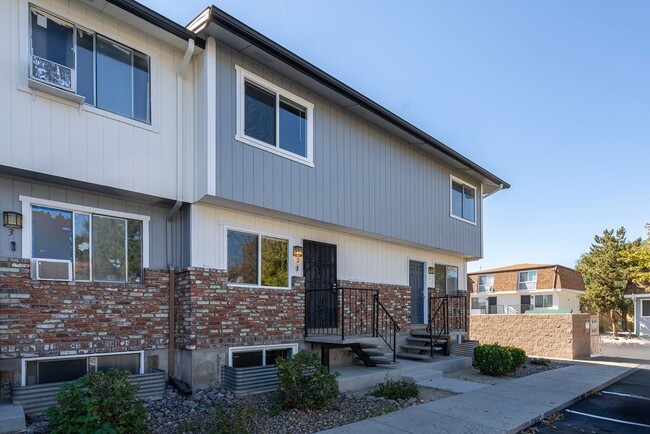 Building Photo - Stunning 3-Bed Townhouse with Modern Upgra...