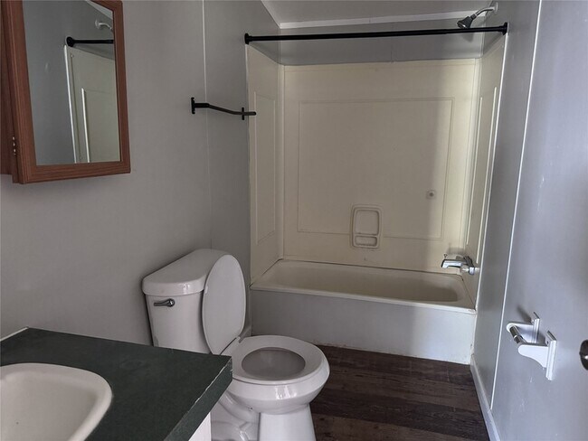 Building Photo - 934 Queenswood St