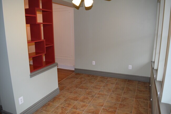 Building Photo - Regal Rowhome! 3 Beautiful Finished Levels!