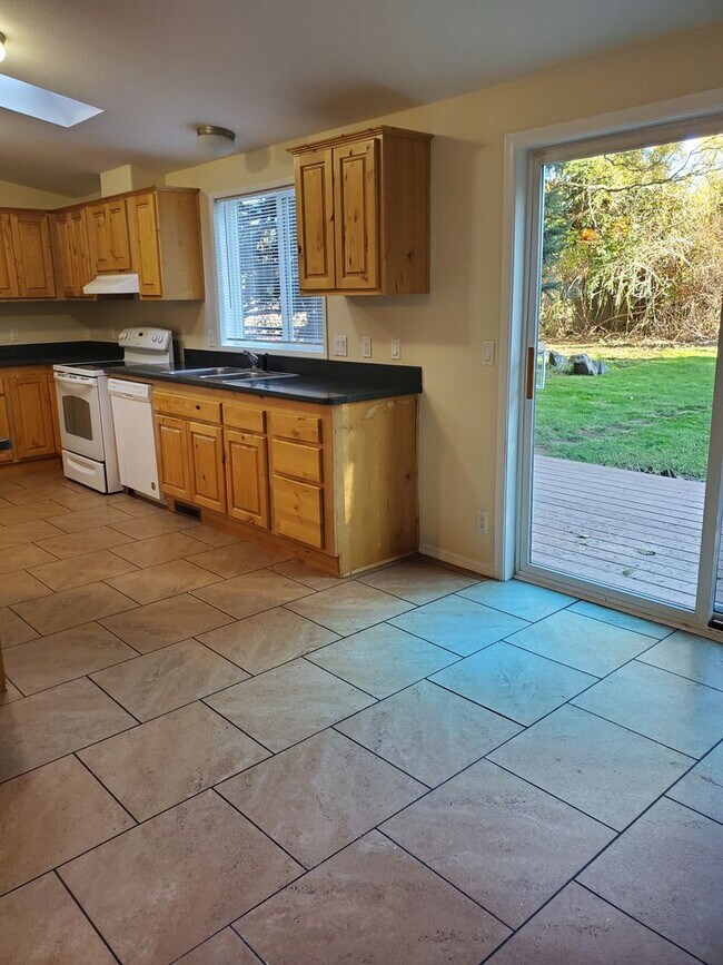 Building Photo - Spacious 3 Bd., 2 Ba near Blaine State Park