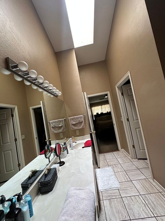 Building Photo - Beautiful two bedroom two bathroom contact...