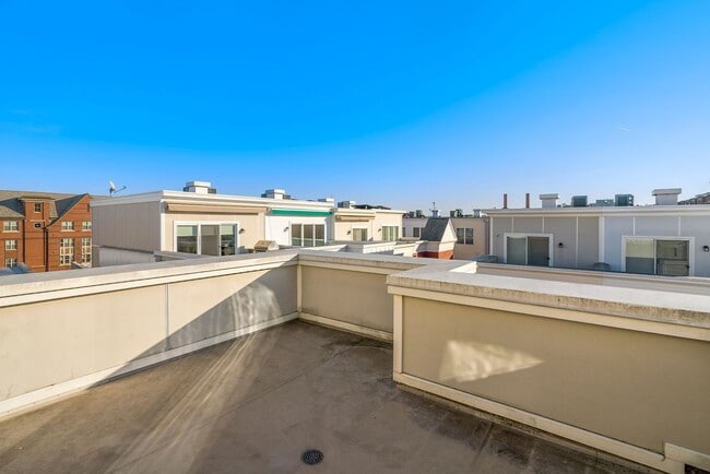 Building Photo - Charming 3 bedroom 3.5 Bathroom Row Home