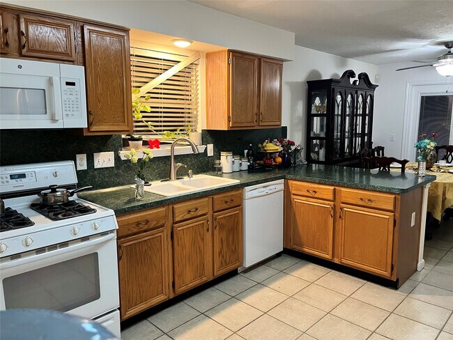 Building Photo - 28723 Sedgefield St