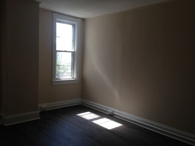 Building Photo - 755 Beatty St