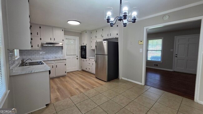 Building Photo - 715 Barnesdale Dr