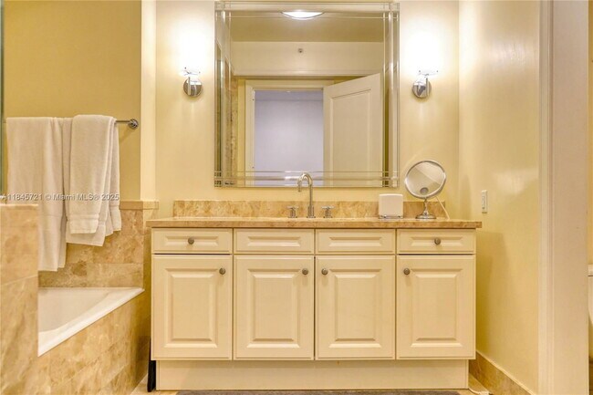 Building Photo - 1435 Brickell Ave