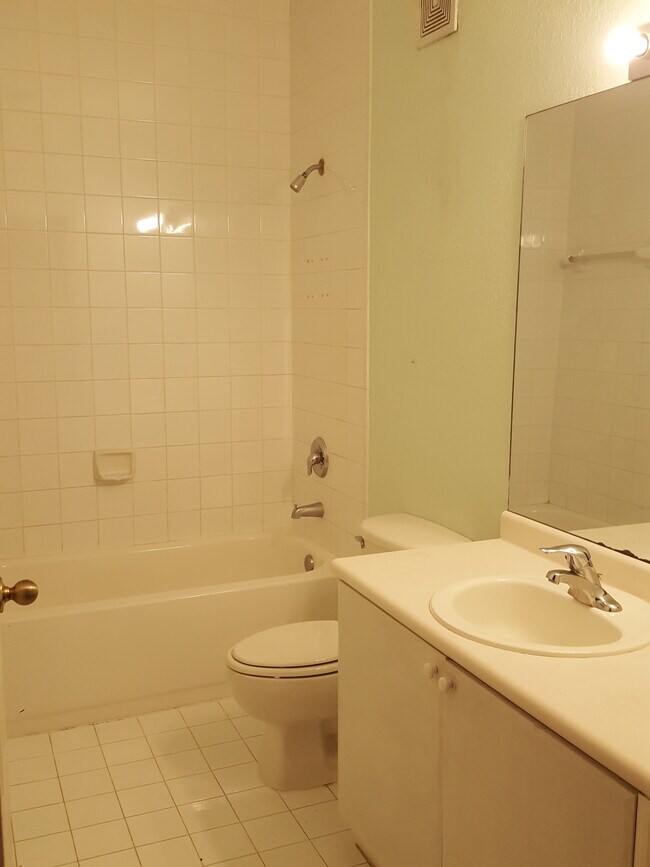 Building Photo - 1663 SE 27th Dr