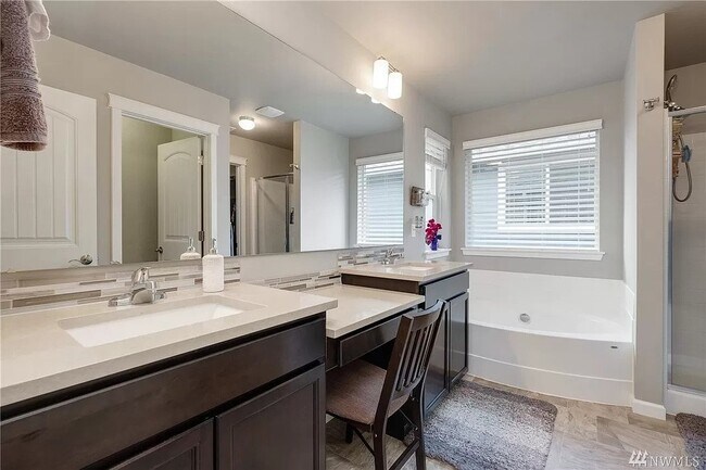 Master Bath - 3960 Maritime Dr SW