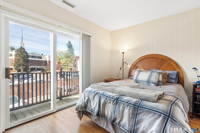 Building Photo - 17 Dolsen Pl