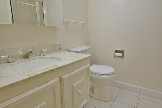 Building Photo - Sharp, Bright and Tranquil 2 Bedroom 2 Bath Condo in the Villages Community!