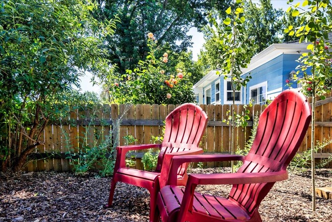 Building Photo - 2 Bedroom Cottage in the North End with to...