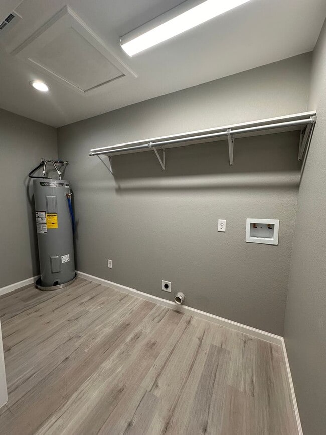 Building Photo - 3 Bed 2 Bath Brick Home with Fenced in Backyard