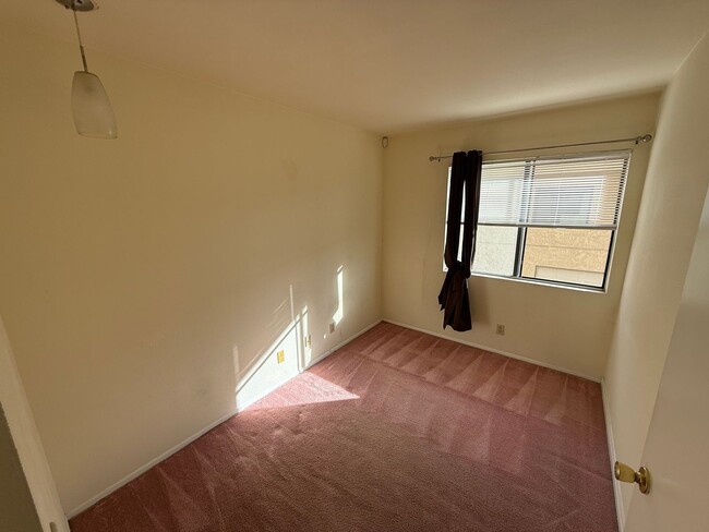 Building Photo - Prime Location End-Unit 3BR 2.5BA Townhome for Rent