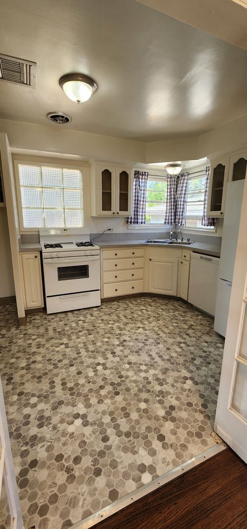 Building Photo - Gorgeous Lemon Grove home with Vintage character!