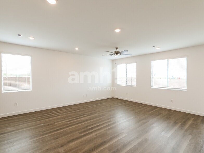 Building Photo - 6119 W Calle Lingo