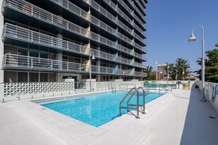 Building Photo - Sky Park - Newly Renovated