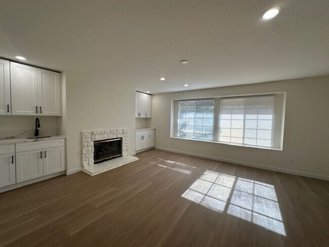 Building Photo - Stunning gated executive home completely redone