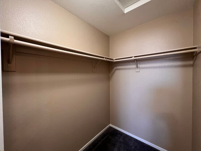 Building Photo - 221 Endeavor Ln