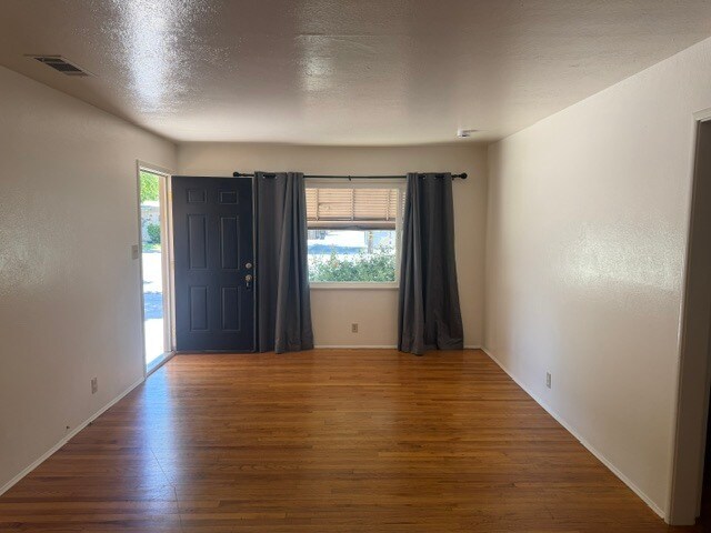 Building Photo - Modesto 2 Bedroom 1 Bathroom Duplex