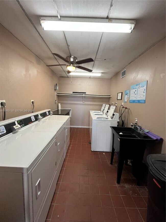 Building Photo - 1100 SE 4th Ave