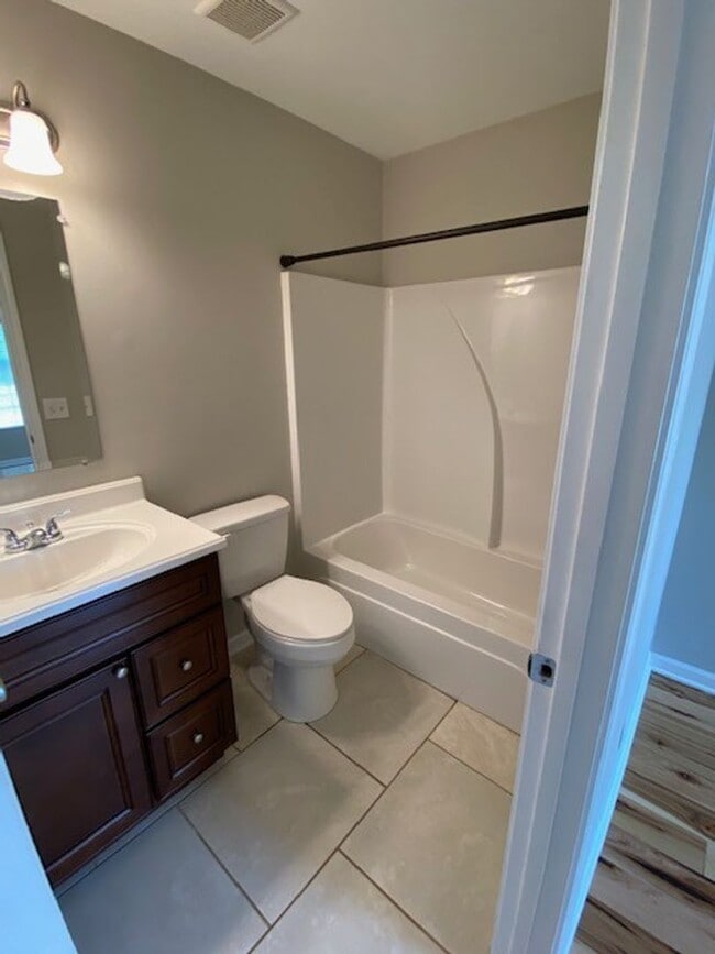 Building Photo - Convenient location in Murfreesboro