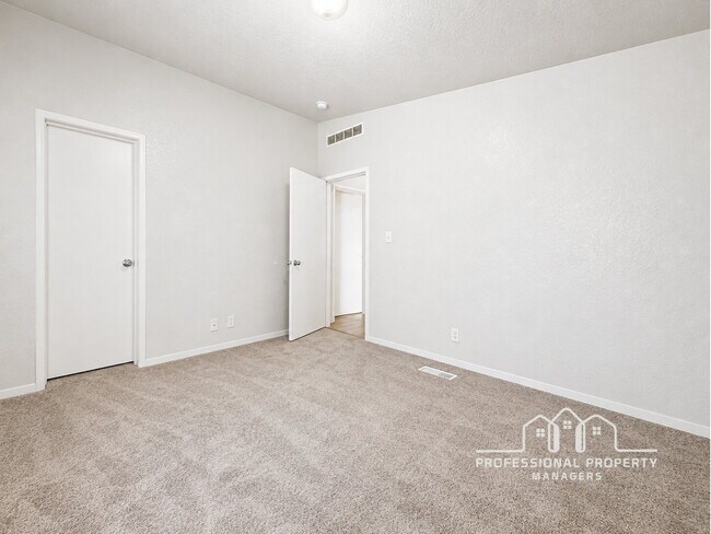 Building Photo - 3-bedroom, 2-bathroom home in West Wellton