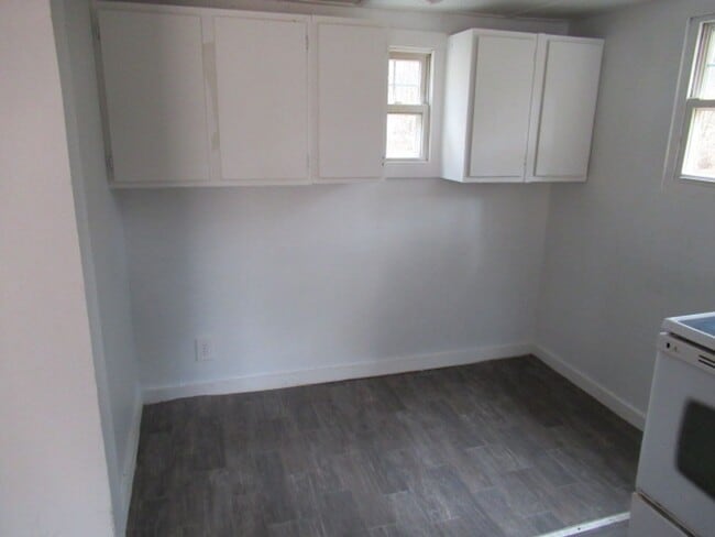 Building Photo - 27 Twin Oak Dr