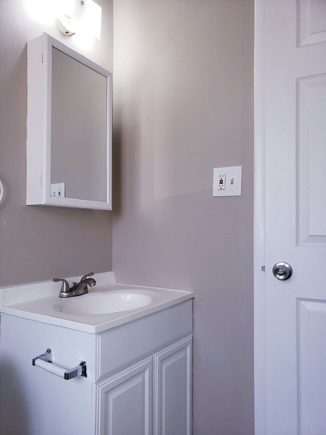Building Photo - Cozy 2 bedroom apartment on East side!