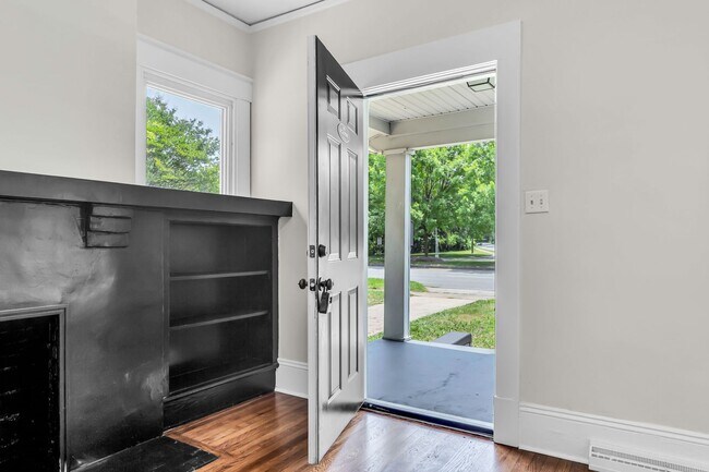 Building Photo - Four Bedroom 2 bath House with office on W Friendly Ave in Greensboro-near UNCG