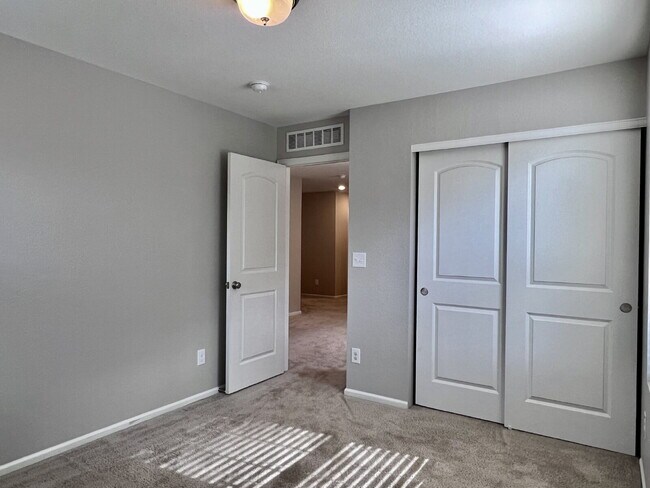 Building Photo - Beautifully Maintained 4BR/3.5BA Townhome with Finished Basement in Prime Aurora Location w/2-Car...