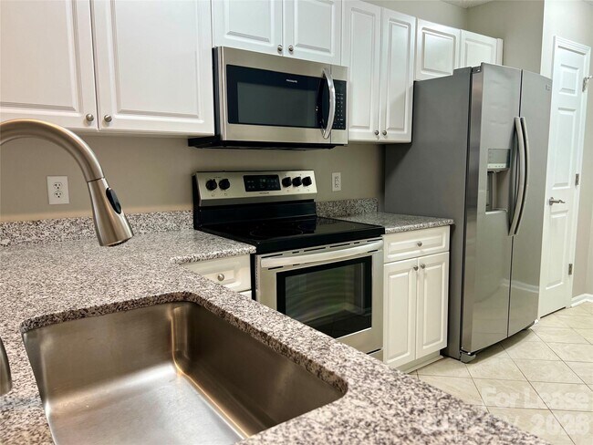 Building Photo - 751 Southwest Dr