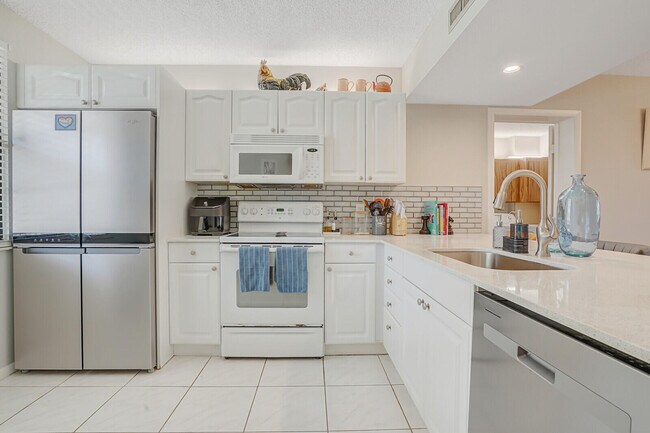 Primary Photo - 6037 Balboa Cir