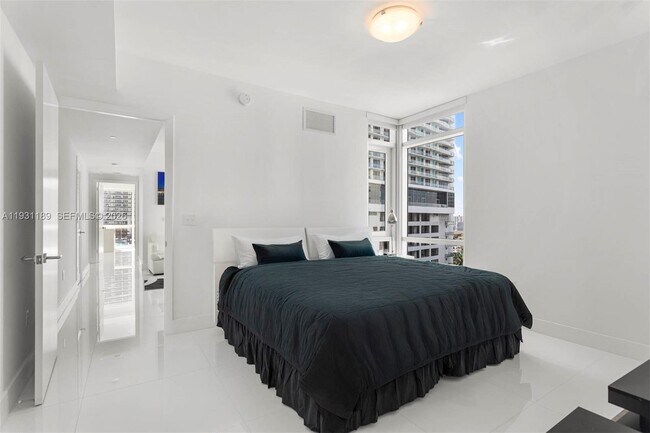 Building Photo - 3951 S Ocean Dr