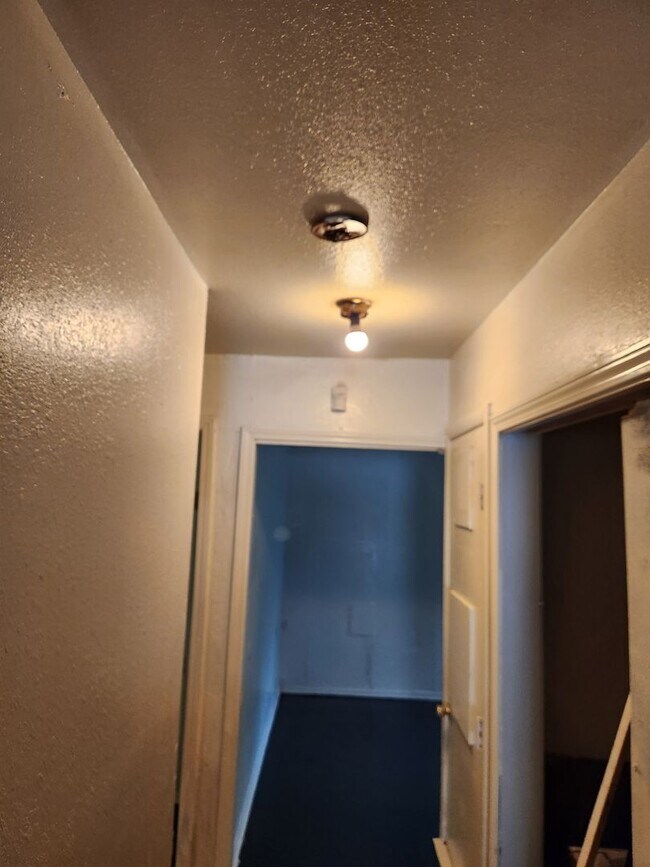 Building Photo - 3 bed 1 bath 1 car garage