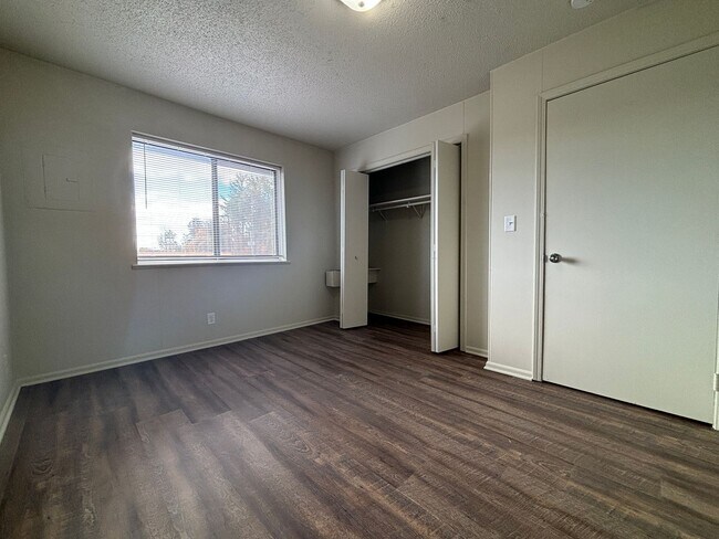 Building Photo - 1 Bedroom, 1 Bath Apartment at the Brookside Apartments!