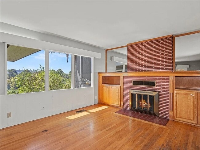 Building Photo - Gorgeous 3 bd 2 ba + Den Single Family hom...