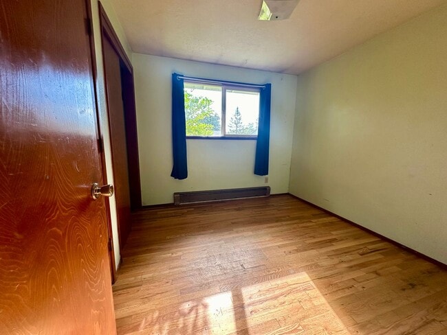 Building Photo - 3 bedroom, single level, 3-car garage spac...