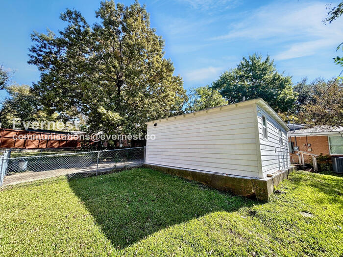 Building Photo - 8633 Westglen Dr