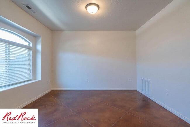 Building Photo - 3 Bedroom & 2.5 Bathroom & Dog Friendly!