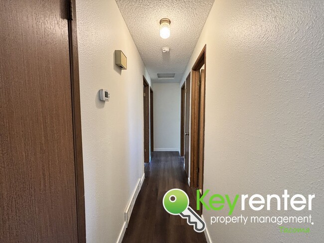 Building Photo - North Tacoma home located in Cul-De-Sac an...