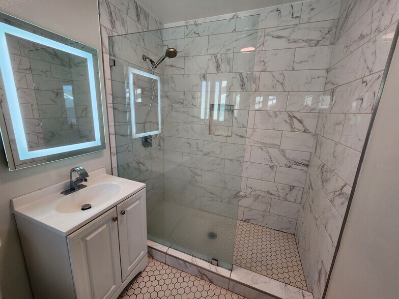 Building Photo - 10449 Cantara St