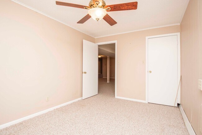 Building Photo - Halls 37938 - 4 bedroom, bath home with 4 garage spaces - Call Susan Niedergeses 865-300-4722