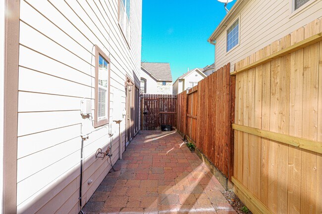 Building Photo - 1314 Sherwood Springs Ln