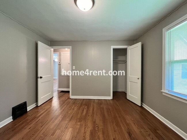 Building Photo - Cozy Ranch Style Home in KCMO w/ Wood Floors and a Fenced in Yard!