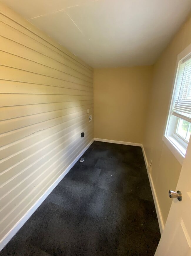 Building Photo - **ON HOLD**3 Bedroom / 2 Bathroom Home for...